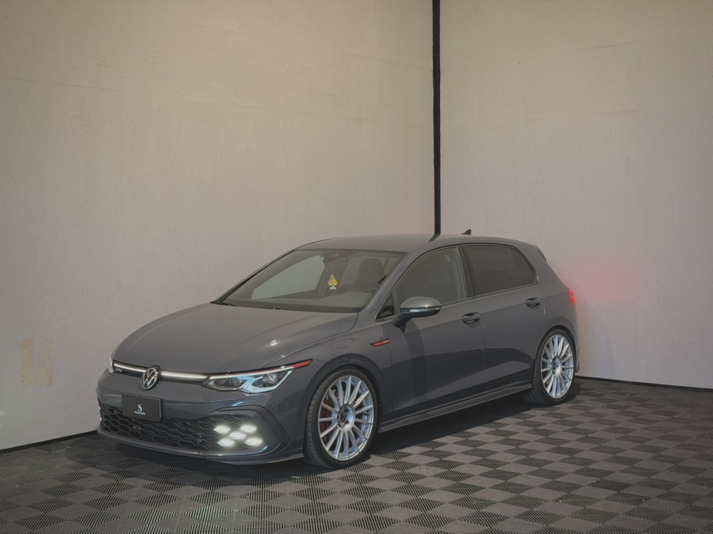 Volkswagen Golf grigia in autosalone